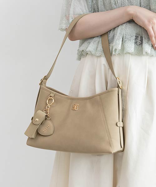 チャーム付きワンショルダーバッグ