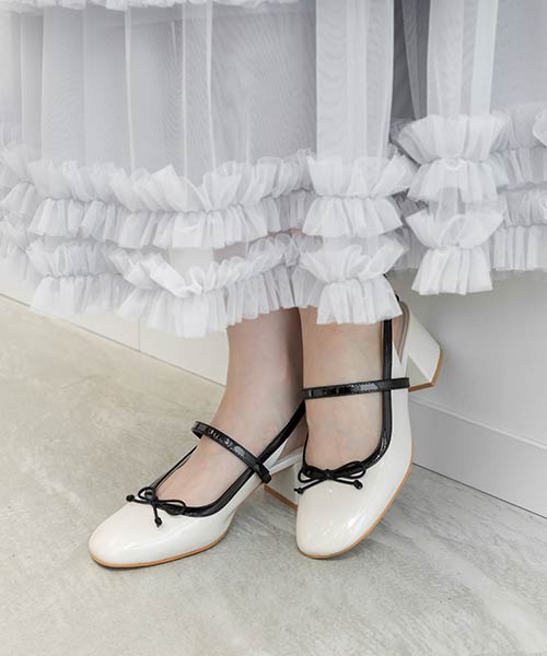 エナメルバックストラップパンプス