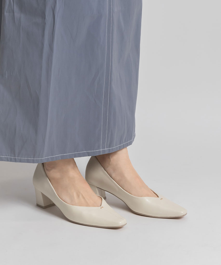 【SALE】ゴールドパーツVカットパンプス
