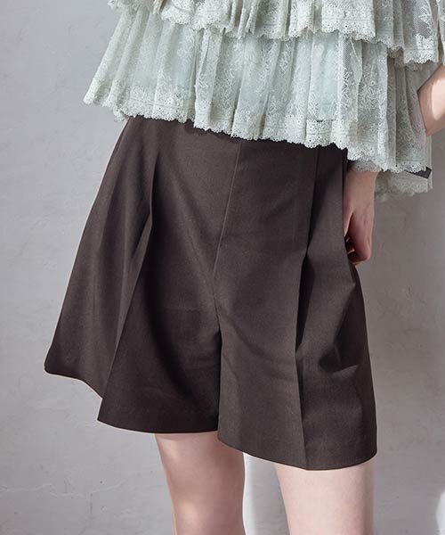 モノグラムベルト付きショートパンツ