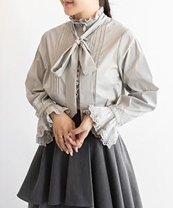 スタンドフリルデザインブラウス