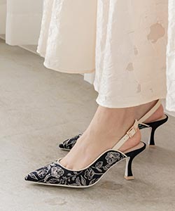 トワルドジュイ刺繍バックストラップパンプス