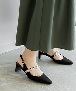 ゴールドチェーン×パールバックストラップパンプス