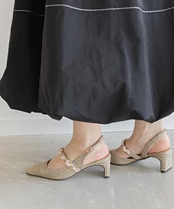 ゴールドチェーン×パールバックストラップパンプス