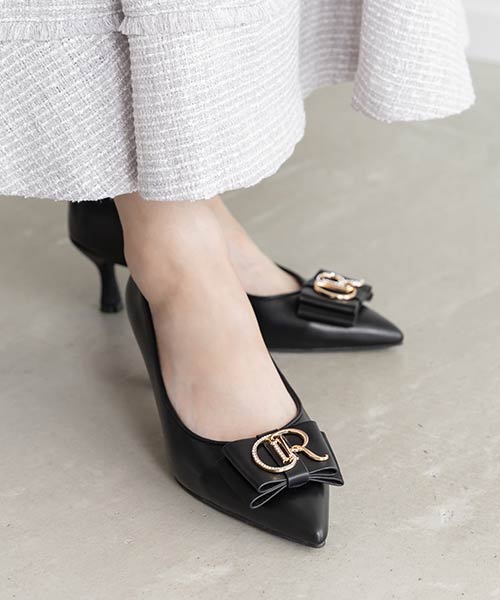 【走れる美脚パンプス】ビジューモノグラムリボンフィットパンプス