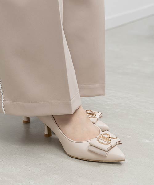 【走れる美脚パンプス】ビジューモノグラムリボンフィットパンプス