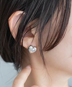 【HEART collection】モノグラムハートアシンメトリーピアス