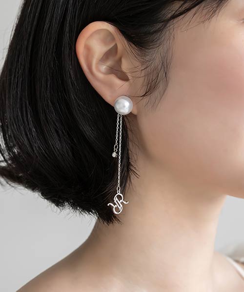 【25AW】モノグラムパールスイングピアス