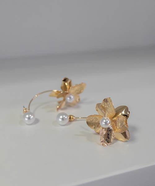 フラワーモチーフピアス