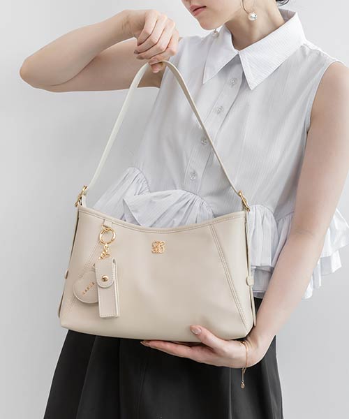 チャーム付きワンショルダーバッグ