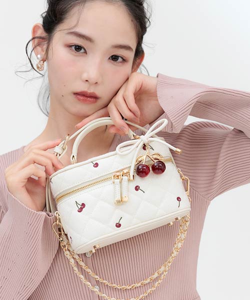 【Cherry & Apple Collection】2WAY チャーム付き刺繍キルティングバニティバッグ