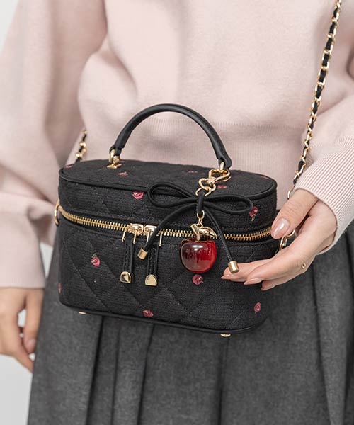 【Cherry ＆ Apple Collection】2WAY チャーム付き刺繍キルティングバニティバッグ