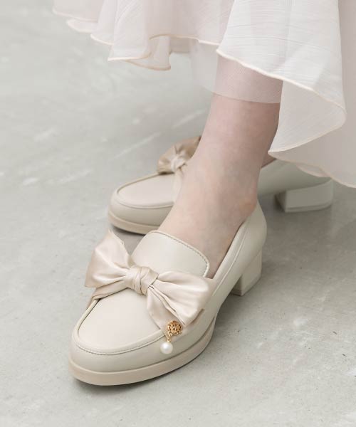 パールチャームサテンリボンローファー