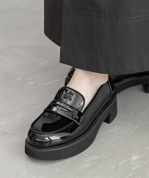 モノグラムエンボスラウンドトゥローファー