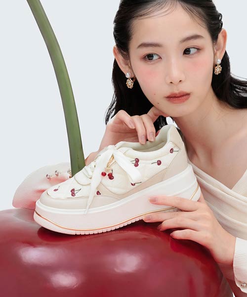 【Cherry & Apple Collection】チャーム付き刺繍キルティングスニーカー