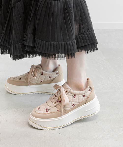 【Cherry ＆ Apple Collection】チャーム付き刺繍キルティングスニーカー