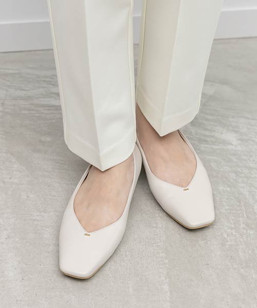 【26SS】ゴールドパーツVカットフラットパンプス