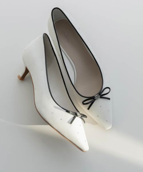モノグラムパーツリボンパンプス