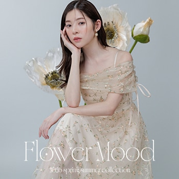 軽やかに咲く花を身に纏うフラワーコレクション。